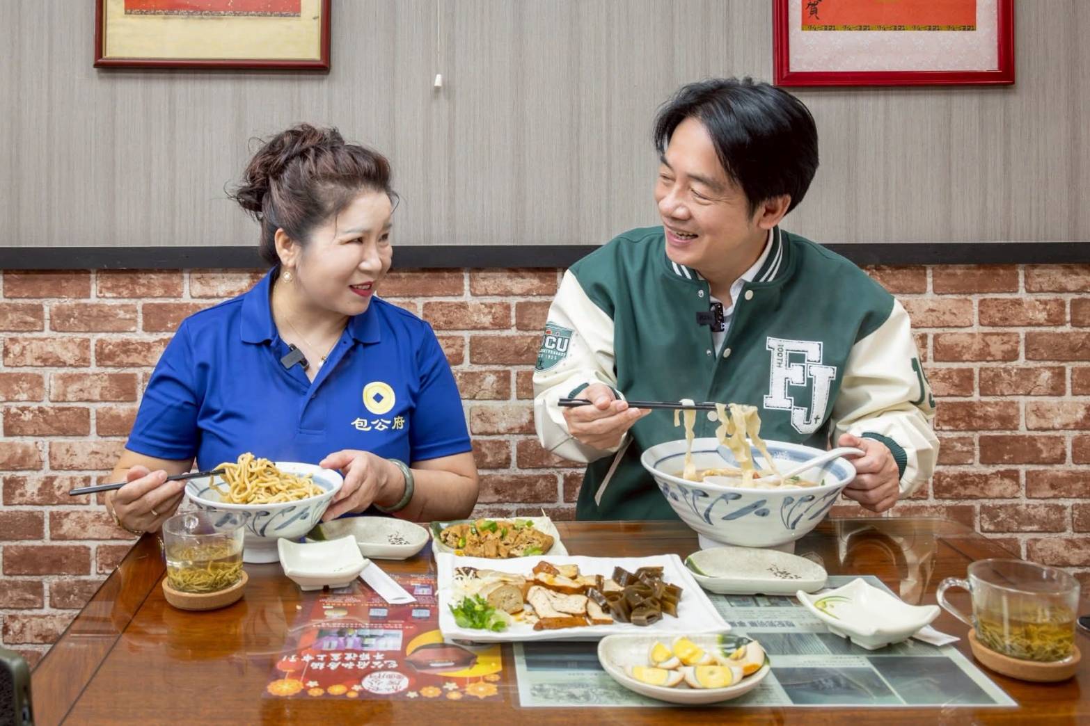 賴總統(右) 日前到河南陸配郭明華(左)開的餐廳用餐。圖/取自賴清德臉書