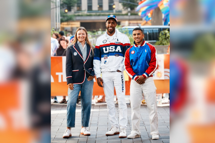 美國國家隊18日公布巴黎奧運代表團制服，開幕式為深藍色西裝搭配牛仔褲（前左）、閉幕式換成運動風的摩托車外套配POLO衫和白色牛仔褲（前中）。圖/取自poloralphlauren IG