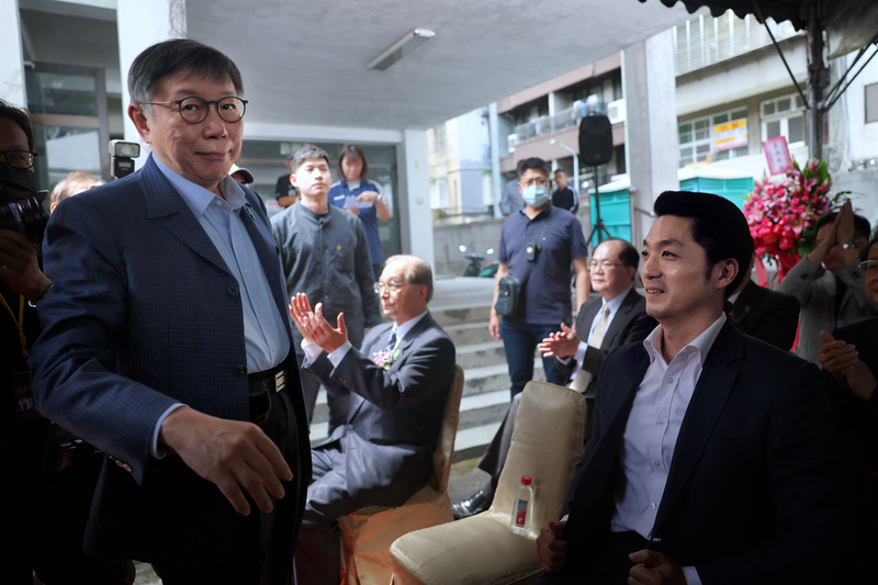 台北市長蔣萬安（右）表示，要求法務局相關單位即刻啟動解除106年柯文哲（左）市府所簽訂專案費率合約相關作業。圖/中央社
