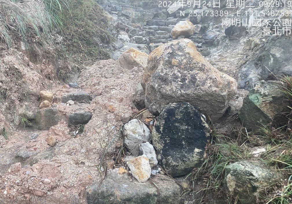 豪雨釀災 七星山主峰步道坍方 泥濘難行碎石擋路