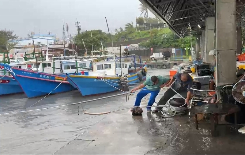 颱風康芮直撲東海岸，沿線風強雨大，31日上午滿潮，漁港內灌入海水，台東漁民冒風雨守住船隻。圖／中央社