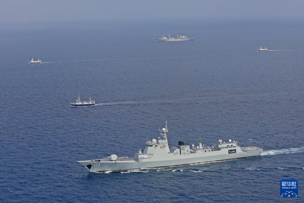 中國海軍第45批護航編隊烏魯木齊艦（下）參加這次中俄伊聯合軍演。圖/取自新華社