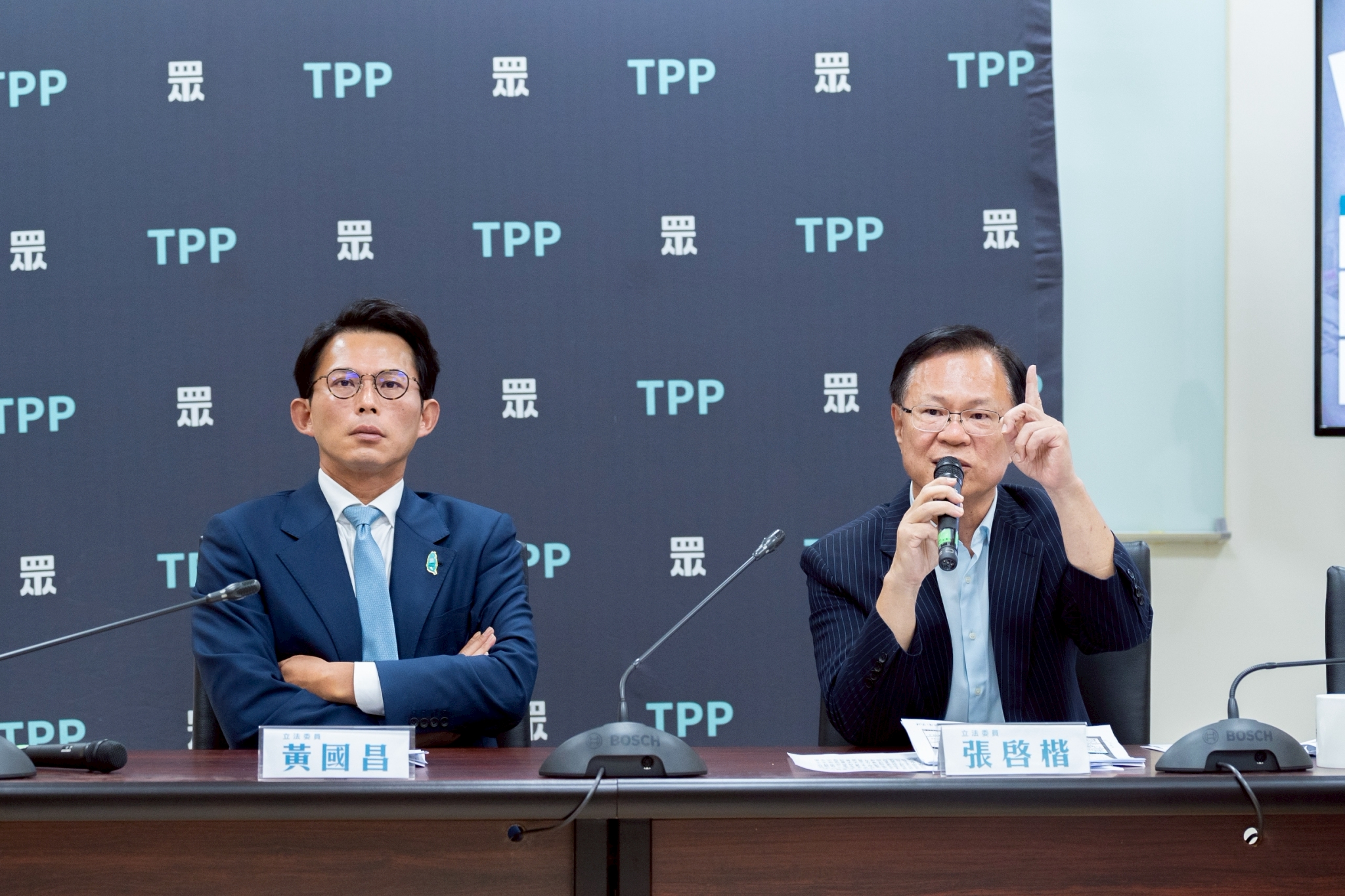 民眾黨團總召黃國昌(左)12日痛批，行政院副院長鄭麗君11日的首場關稅記者會都在講廢話，副總召張啓楷(右)則稱賴政府是給民眾疊加「驚嚇」。圖/民眾黨團提供