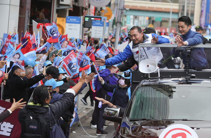 國民黨總統候選人侯友宜邀請民眾黨主席柯文哲，一起團結「下架民進黨」扛起政黨輪替的責任。圖／中央社