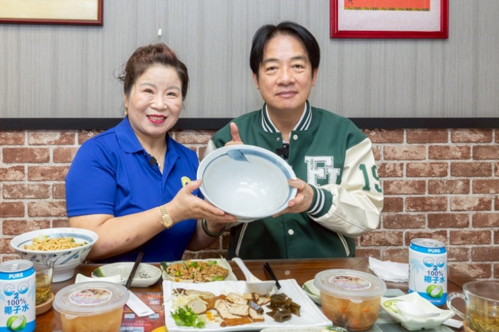 才打壓參政！賴清德大啖陸配麵店　網譏：誰說任何交流都是統戰的？