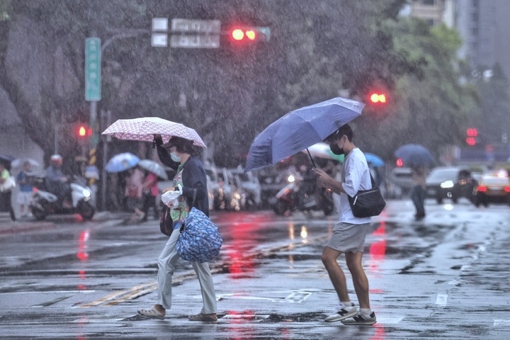 水氣仍多雙北基宜需防大豪雨　下周日東北季風再增強