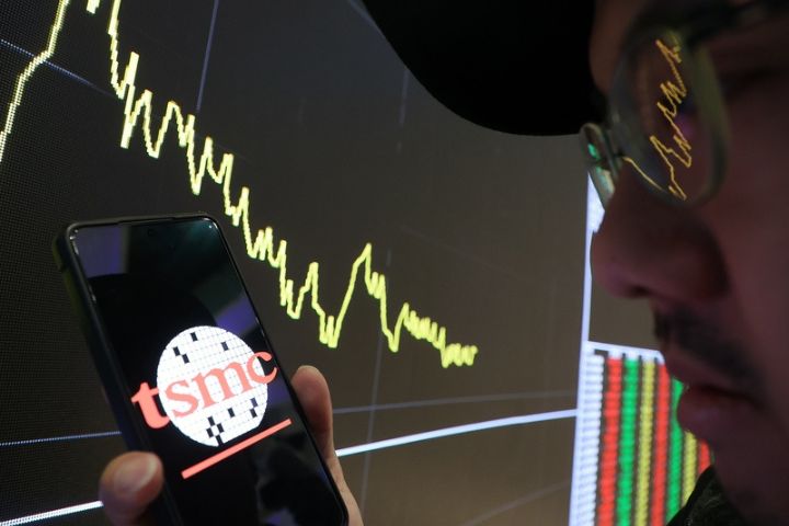 中東戰火升溫股匯雙殺　台幣重貶至31.73元、台股暴跌近1500點