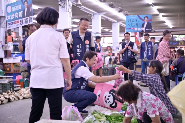 魏嘉賢表示，市場每天面對的問題，不能靠政坐在辦公室裡想像，必須走進現場，了解農產品如何進場、攤商如何做生意，只以及消費者真正需要什麼。圖/魏嘉賢辦公室提供