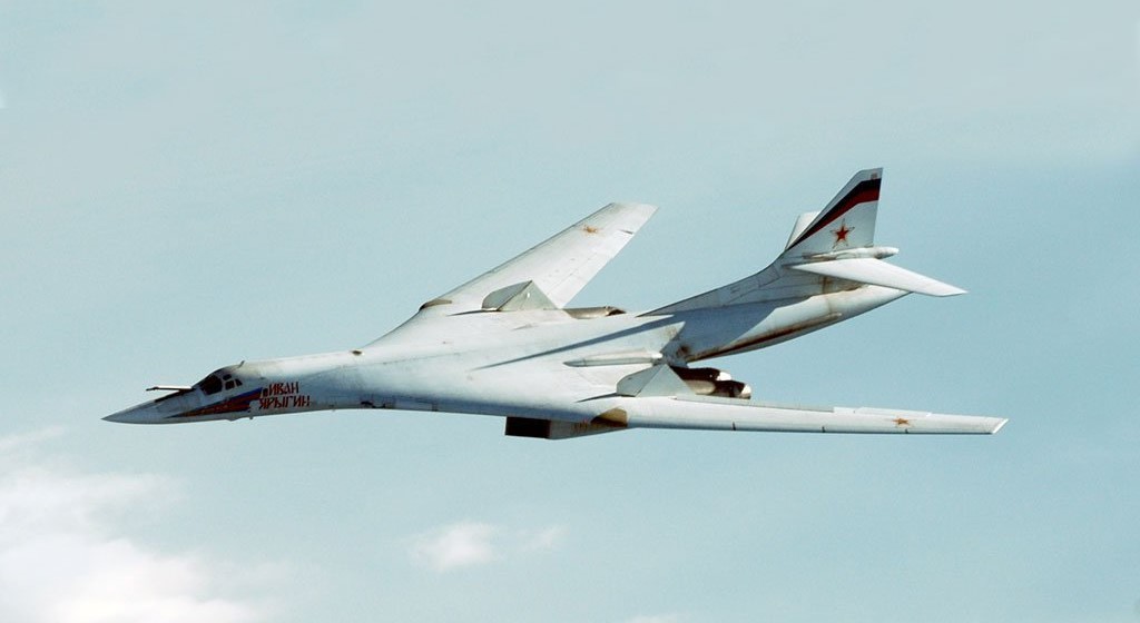 圖-160就是一款極具威懾力的戰略轟炸機，北約代號「海盜旗」，因機身全體為白色塗裝，飛行動作如同一隻白天鵝，又被冠以「白天鵝」的外號。 圖/取自新華社