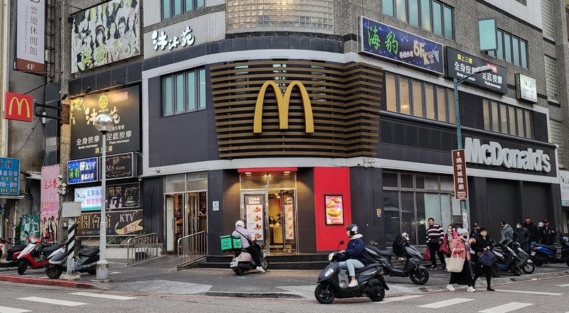 明年4月1日籍將銷售一日限定滿福堡的麥當勞澎湖馬公中正店外觀。圖/中央社