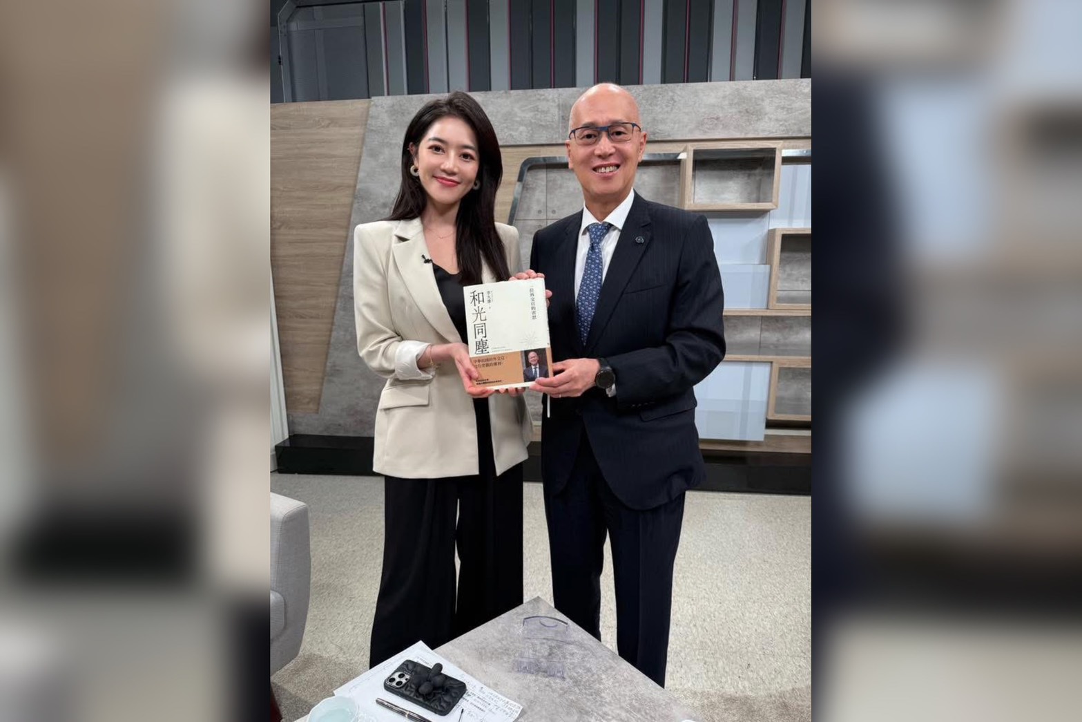 前國安會秘書長李大維（右）近期為了推廣新書而頻繁接受訪問。圖/取自劉方慈臉書