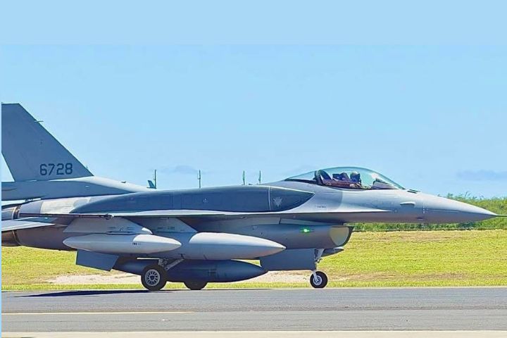 機號6728的F-16V BLK70單座戰機,配備AESA雷達、Link 16 將大幅提升台灣空軍戰力戰力。圖/取自王定宇臉書