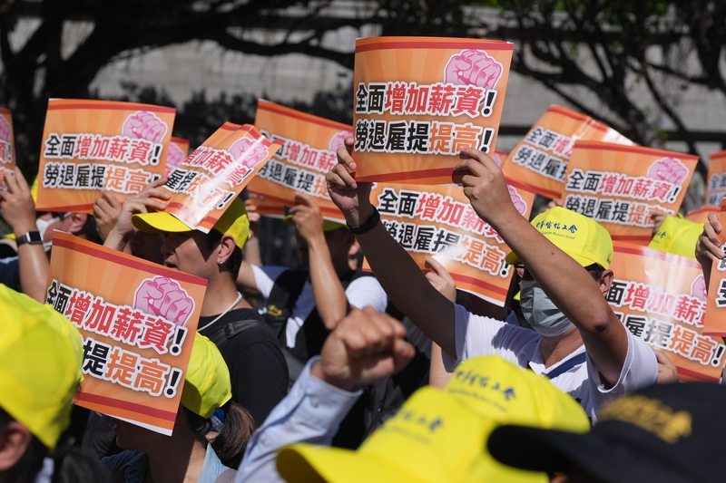 台灣工人鬥陣等勞工團體19日在總統府前凱達格蘭大道抗議;勞團初估約2000名勞工站上街頭,為權益發聲。圖/中央社