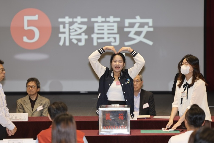 非綠朋友縮影？女大生幫抽籤慘遭出征　蔣萬安急致電：妳沒做錯