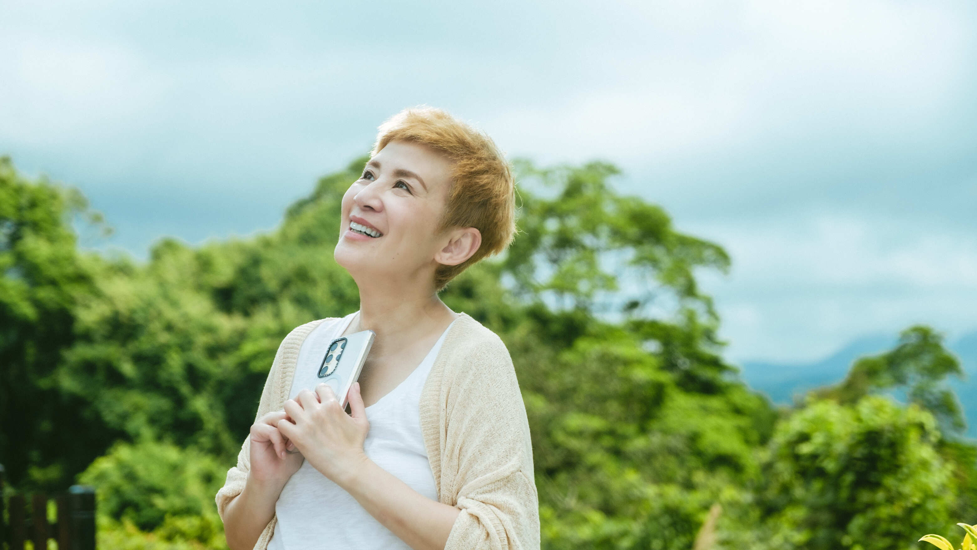 吳君如獲夏威夷國際電影節影人獎  想挑戰穿椰子殼跳草裙舞