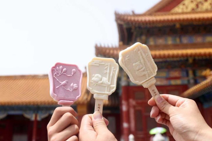 2024年6月22日,北京,遊人在故宮博物院展示剛購買的文創雪糕。圖/中新社發陳曉根攝