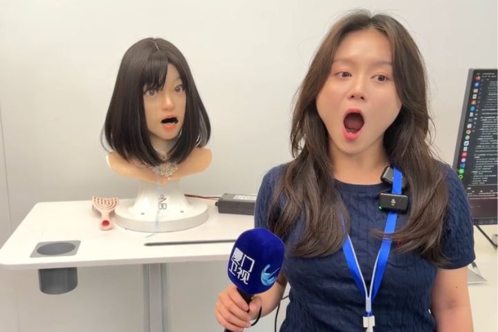 中豫具身智能機器人,能即時同步人類面部表情。圖/記者陳素貞攝