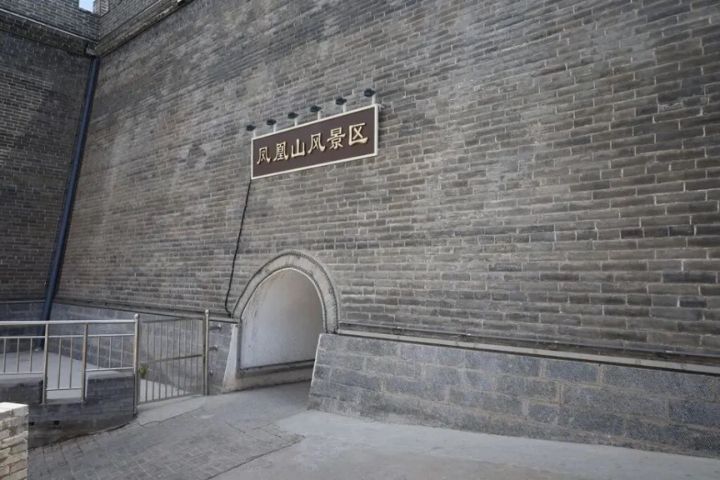 改建後的狐尾溝門樓段城牆，呈現新嶄嶄的仿古形制，原貌已不復可見。圖/取自澎湃新聞