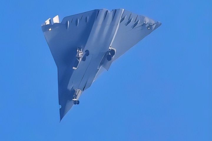  最新曝光的殲-36原型機在發動機進氣道、尾噴口以及機體外型等細節均有所修改。圖/取自騰訊網