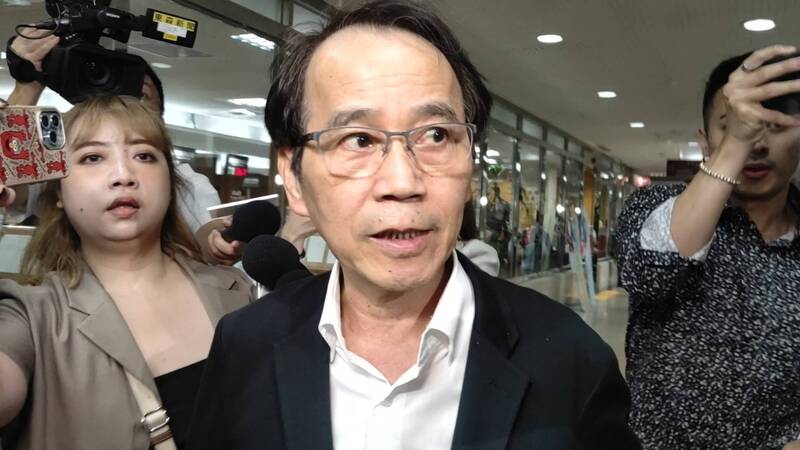 檢方11日首度傳喚台北市前副市長林欽榮（中）、前秘書長李得全，鞏固前市長柯文哲圖利京華城的事證。圖/中央社