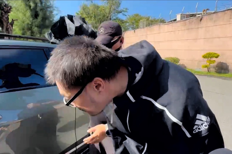 名嘴朱學恒出獄後快速搭車離去。圖/中央社