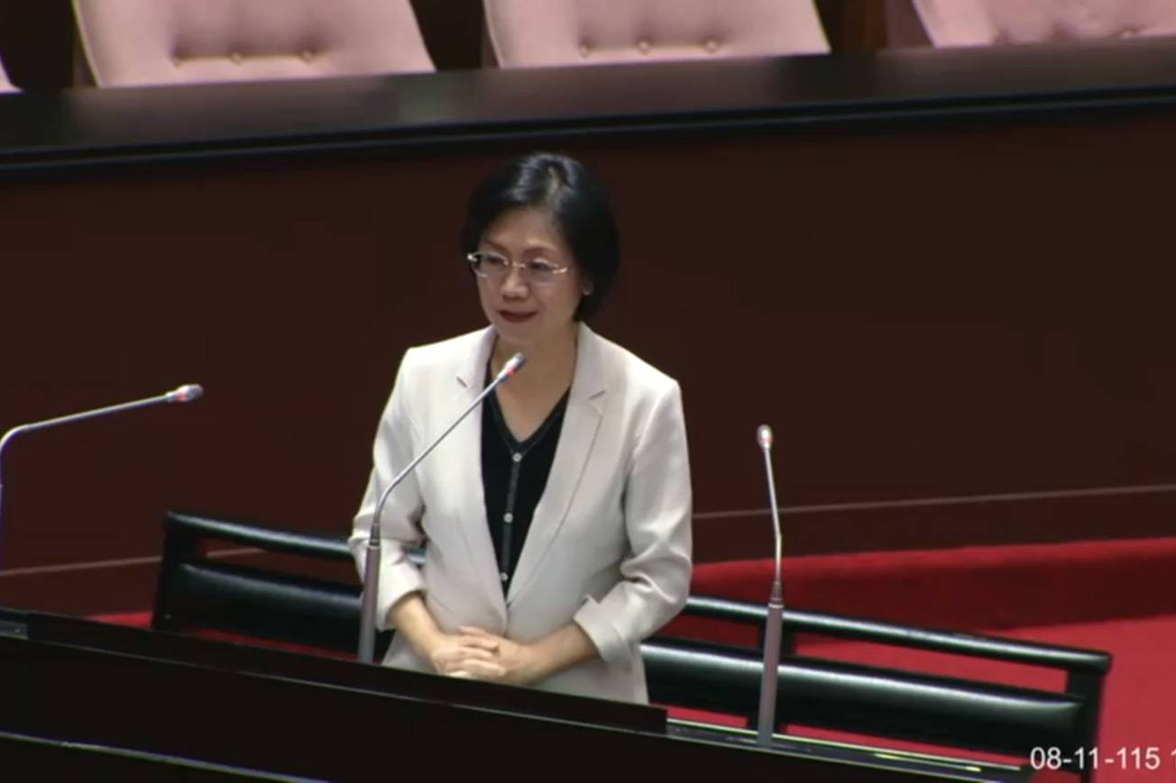 翁曉玲仿林亨泰〈風景〉寫諷刺詩　「預算的外邊還有預算」金句連連