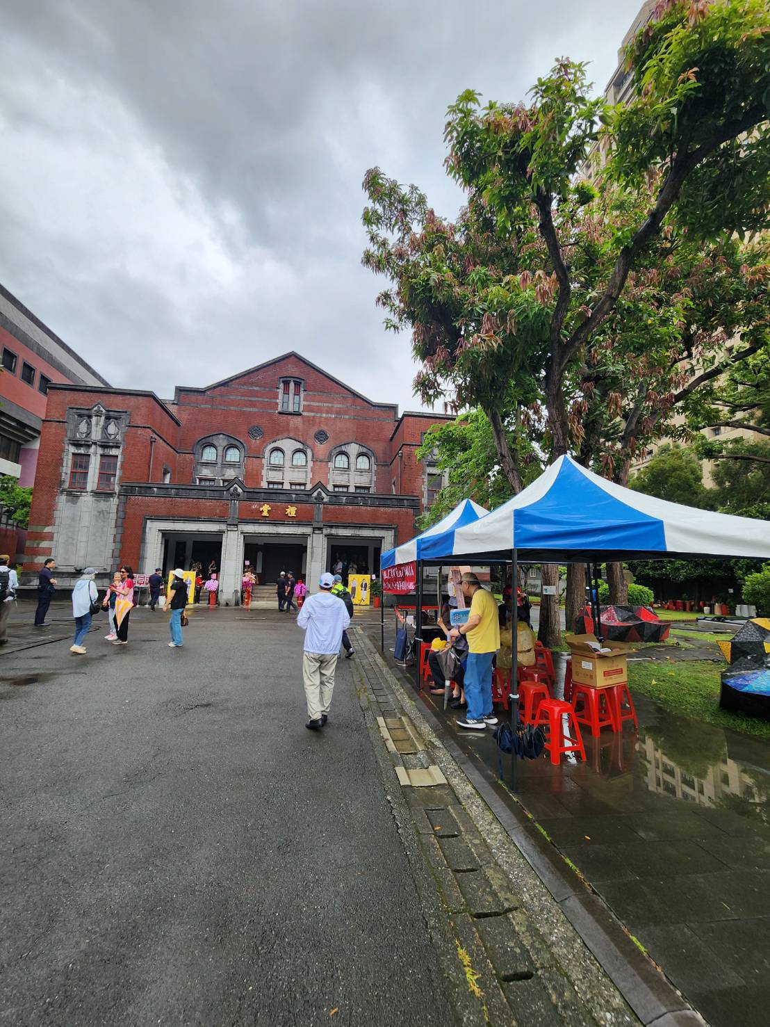 台師大校友5日在台師大校內自辦80周年校慶,抗議校方將日據時期的24年加入校史。圖/讀者提供