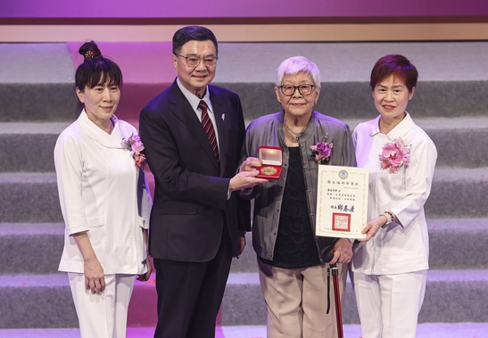 護師節數字打架？衛福部喊月薪5.3萬 實領竟低破4萬