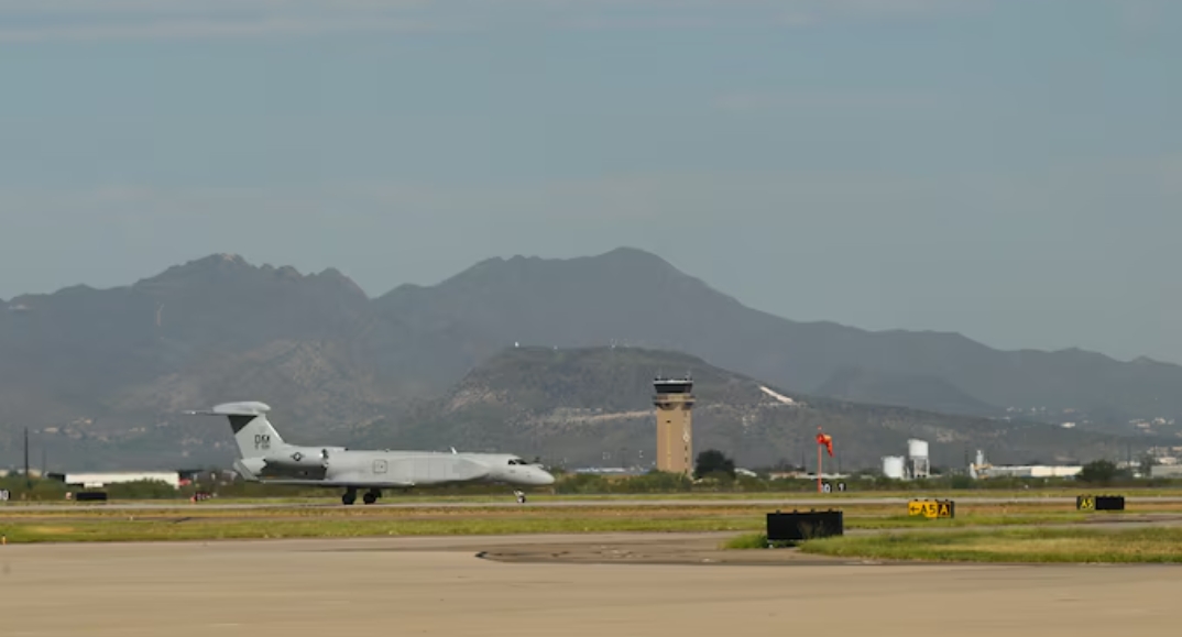 EA-37B電子攻擊機停在美軍基地上。圖／取自US Air Force