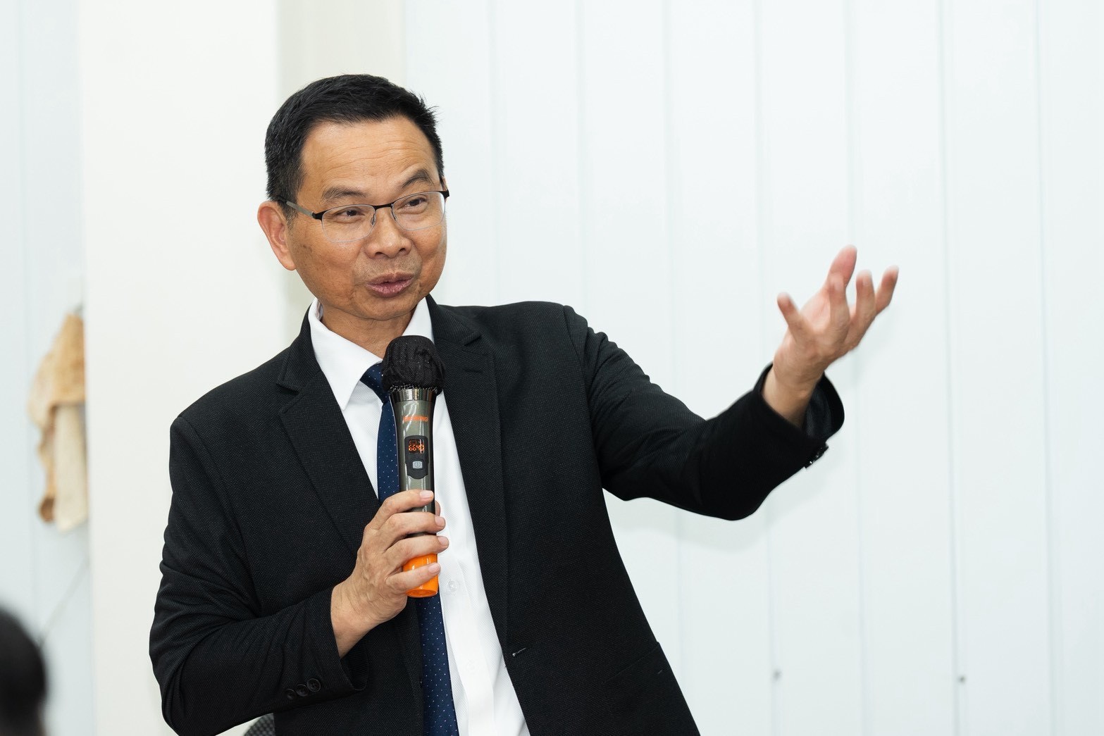 民眾黨團總召陳清龍26日表示,他呼籲總統賴清德與行政院長卓榮泰立即依法落實財劃法程序,別再做「台北扣經費、台中喊均衡」的雙面操作。圖/民眾黨提供