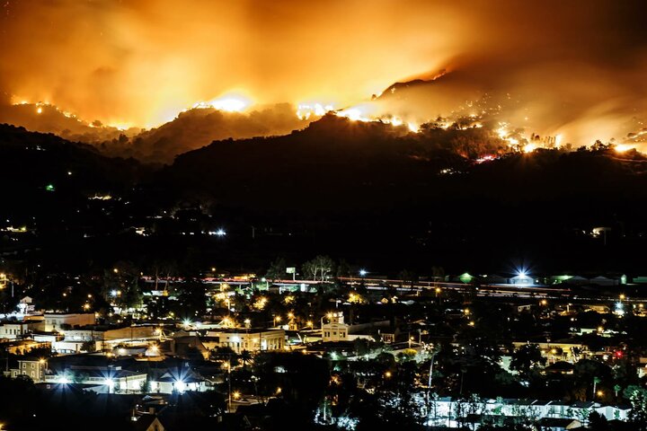 南加州朱魯帕谷爆發大規模野火　當局發布緊急撤離令