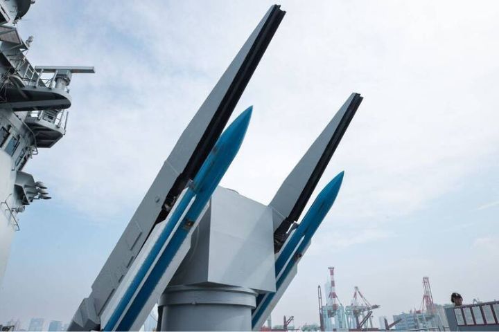 標準二型飛彈為我國海軍艦隊現役戰力最強的艦載型防空飛彈，僅配備在基隆級軍艦上。圖/取自總統府網站