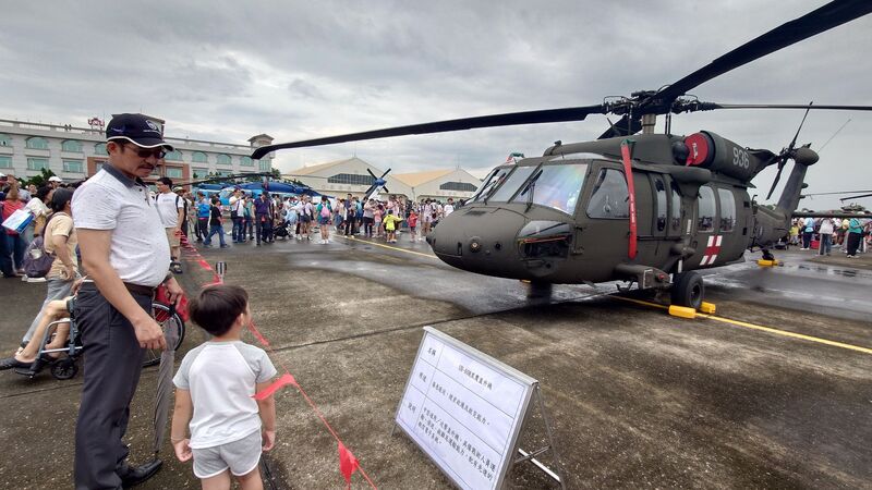 空軍嘉義基地營區10日舉辦「113年國防知性之旅」，湧進10多萬人，卻發生三軍樂儀隊演奏日本軍歌。圖／中央社