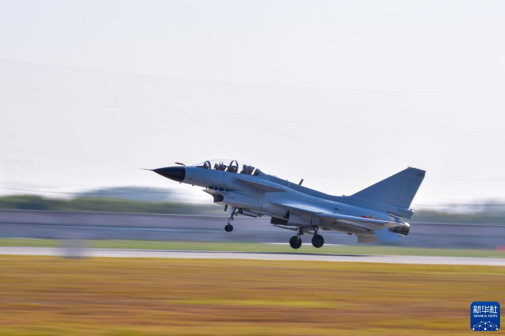 在大陸空軍石家莊飛行學院機場，殲-10戰機起飛。圖/取自新華社