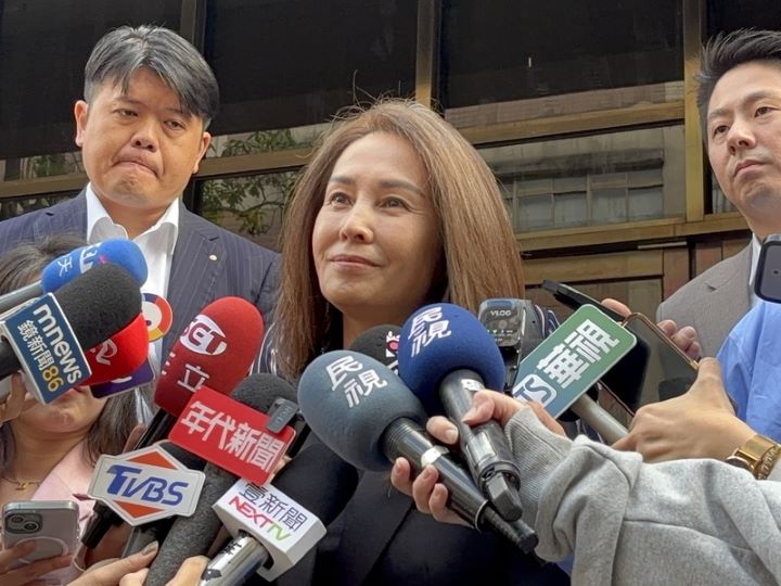 無黨籍立委高金素梅涉詐領助理費、私自輸入中國快篩等，遭北檢依貪污等罪起訴。台北地方法院27日首度開庭，高金素梅（前）否認全部罪行。圖/中央社