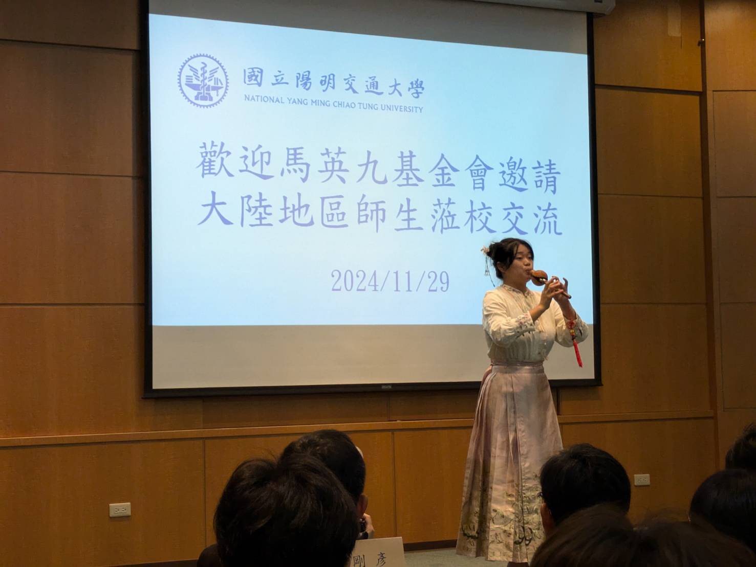 來自福建師範大學的于書涵今天上午在陽明交通大學持雲南樂器葫蘆絲表演。圖/高陸攝