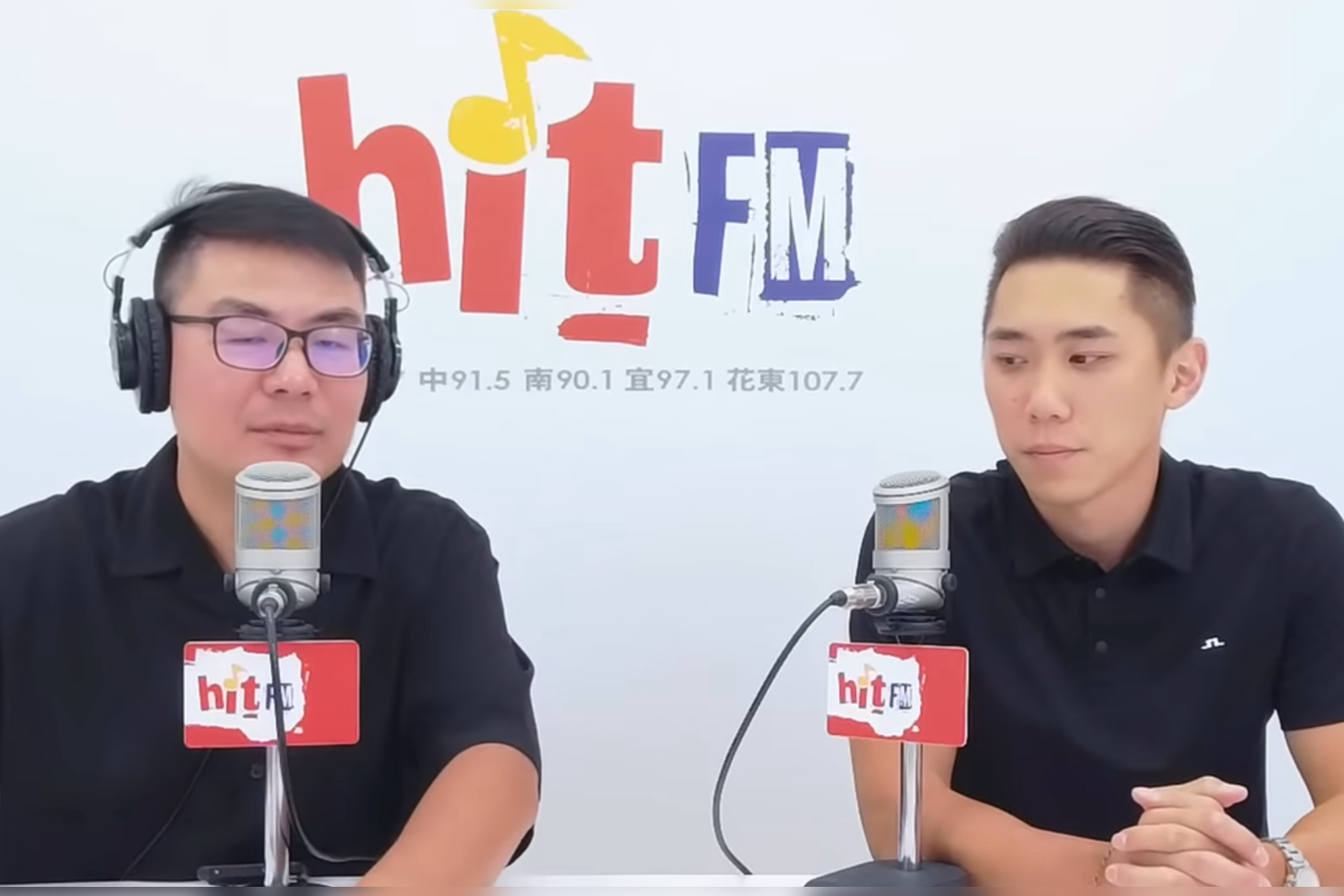 新北市議員陳世軒（右）6日接受媒體人黃揚明（左）廣播專訪時透露已在幫民眾黨主席黃國昌尋找合適的競選辦公室。圖/取自hitfm YT