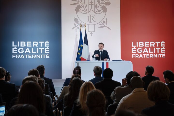 法國總統馬克宏推動育嬰假改革卻遭議。圖/取自馬克宏《推特》