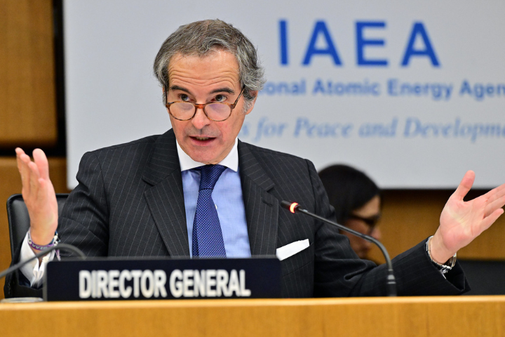 IAEA理事會於12日通過決議，正式認定伊朗違反防止核擴散義務。圖為IAEA總幹事格羅西。圖/取自IAEA臉書