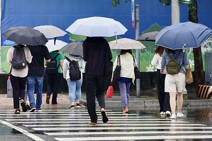 東北季風影響雙北基宜大雨特報　中部以北持續濕涼