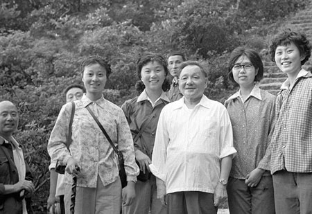 中共前領導人鄧小平早在1964年就拍板發展稀土,1978年「十一屆三中全會」後,科技成為「四個現代化」的重中之重。圖為鄧小平1979年7月,與復旦大學新聞系幾位學生一起。圖/取自中國共產黨網