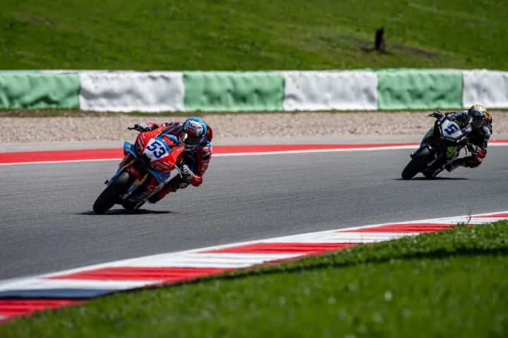 張雪機車在世界超級摩托車錦標賽(WSBK)葡萄牙站比賽中奪冠。圖/取自新華社