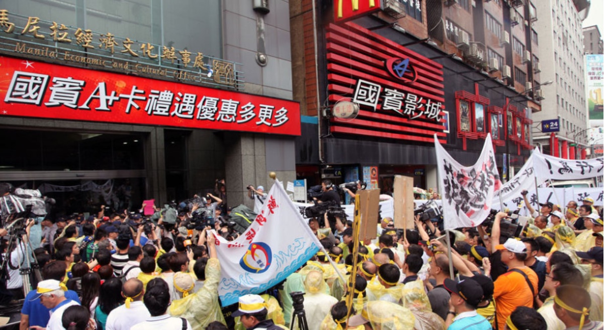 2013年5月14日，數百名台灣漁民冒雨在台北馬尼拉辦事處前抗議菲律賓海警非法槍殺台灣漁民。圖/中新網