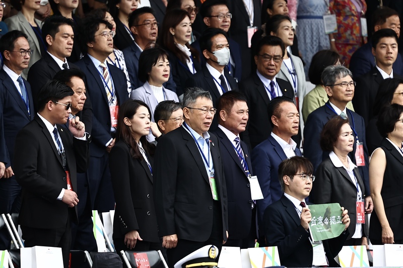 民眾黨黨主席柯文哲（圖中）及新竹市長高虹安（中左）都出席典禮。圖/中央社