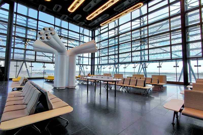 桃園國際機場第3航廈北登機廊廳1日試營運，機場公司表示，北登機廊廳的開放式候機區，擁有大面積玻璃帷幕及室外遮陽板，旅客能將飛機起降美景一覽無遺。圖/中央社