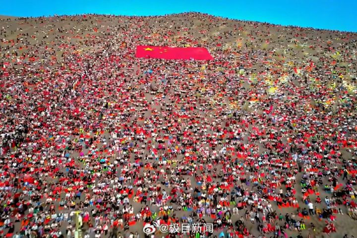 一億人擠在敦煌鳴沙山？航拍月牙泉宛如「彩色拼豆」