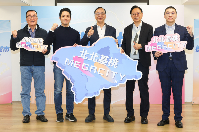 新北市長參選人李四川（左一）、台北市長蔣萬安（左二）、桃園市長張善政（右二）以及基隆市長謝國樑（右一）皆出席前國民黨主席朱立倫（中）所領軍的營隊，但未見黨主席鄭麗文的身影。圖/中央社