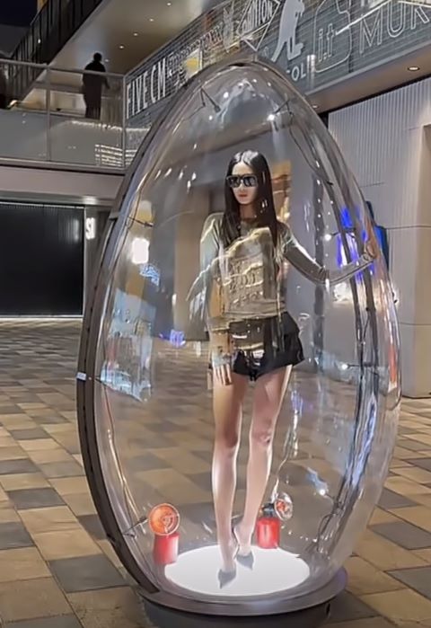 北京初春氣溫僅約攝氏8至9度，部分模特兒僅穿著單薄春裝長時間站立。圖/取自小紅書