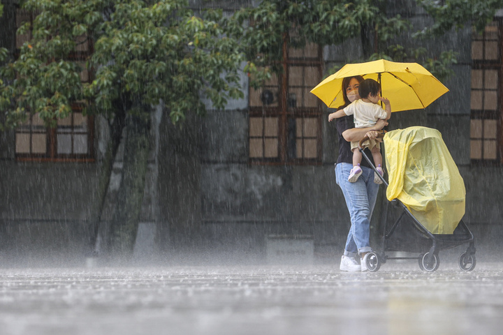 台灣周邊水氣增多嚴防午後強降雨　雙北高溫誠色燈號