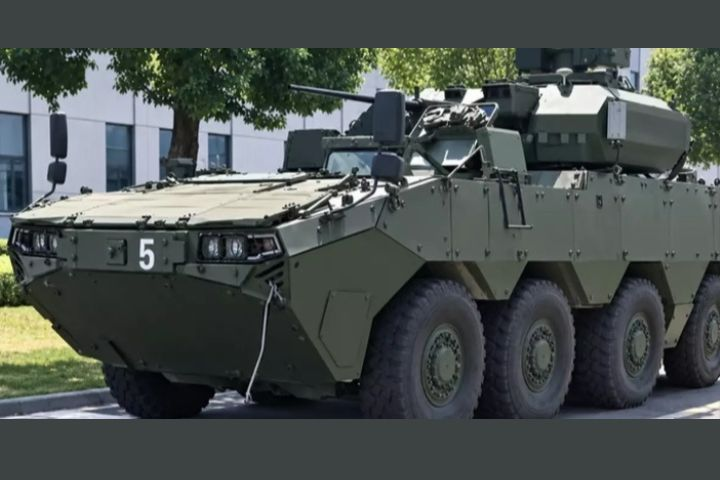 解放軍新型反無人機戰車曝光　8輪裝甲車搭載30毫米機砲與雷射武器